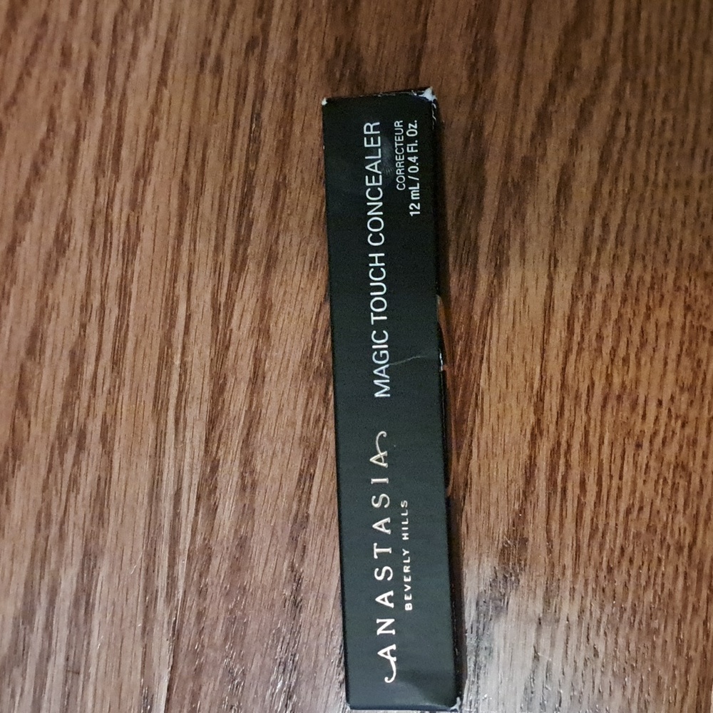 Anastasia Beverly Hills Magic Touch Concealer - shade #6